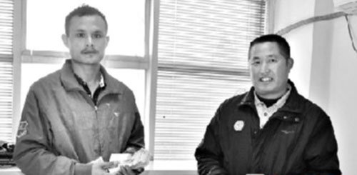  摩的師傅垃圾桶撿到萬元現金，拾金不昧送還失主