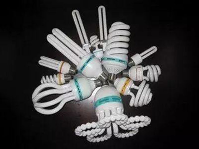 有害垃圾危害大,請(qǐng)投有害垃圾桶集中處置