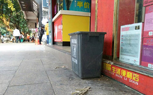 垃圾桶當足球踢？！城區大半年累計丟近千個垃圾桶
